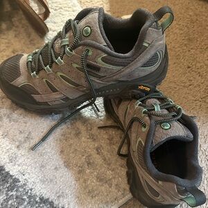 Merrill Vibran hiking shoes. Low top. Size 8.